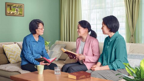 Ihr bezeugt, dass der Herr bereits in Fleisch heimlich auf die Erde gekommen ist und das Urteilswerk beginnend im Hause Gottes verrichtet. Wie ist das möglich? Die Bibel prophezeit ausdrücklich: „Und alsdann wird erscheinen das Zeichen des Menschensohnes am Himmel. Und alsdann werden heulen alle Geschlechter auf Erden und werden sehen kommen des Menschen Sohn in den Wolken des Himmels mit großer Kraft und Herrlichkeit.“ (Mt 24,30) „Siehe, er kommt mit den Wolken, und es werden ihn sehen alle Augen und die ihn zerstochen haben; und werden heulen alle Geschlechter auf der Erde.“ (Offb 1,7) Wir glauben, dass der Herr, wenn Er zurückkehrt, dies mit Wolken tun und allen Völkern offen erscheinen sollte. Dennoch bezeugt ihr, dass der Herr bereits Fleisch geworden und heimlich auf die Erde herabgestiegen ist, was völlig anders ist als unser Verständnis. Was geht denn hier vor?