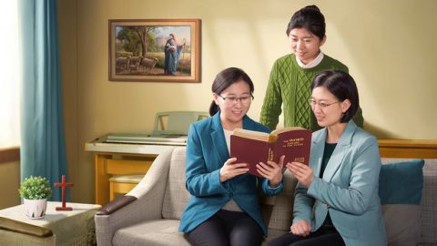 Ich glaube, wenn wir dem Namen und dem Weg des Herrn Jesus treu sind, die Täuschungen der falschen Christi sowie der falschen Propheten nicht akzeptieren; wenn wir während unseres Wartens wachsam sind, dann wird uns der Herr bei Seiner Wiederkunft sicherlich Offenbarungen geben. Wir müssen der Stimme des Herrn nicht zuhören, um entrückt zu werden. Der Herr Jesus sagte: „So alsdann jemand zu euch wird sagen: Siehe, hier ist Christus! oder: da! so sollt ihr's nicht glauben. Denn es werden falsche Christi und falsche Propheten aufstehen und große Zeichen und Wunder tun, daß verführt werden in dem Irrtum (wo es möglich wäre) auch die Auserwählten.“ (Matthäus 24,23-24) Erkennt ihr die Täuschungen der falschen Christi und Propheten nicht an? Und deshalb glauben wir, dass all jene, die das Kommen des Herrn bezeugen, gewiss falsch sind. Es gibt keinen Bedarf für uns zu suchen oder zu prüfen. Denn wenn der Herr kommt, wirdEr sich uns zu erkennen geben und uns sicherlich nicht verlassen. Ich glaube, dies ist der richtige Ansatz. Was denkt ihr darüber?