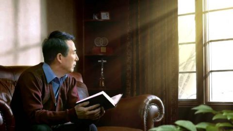 Gli uomini sono peccatori, ma il sacrificio per il peccato del Signore Gesù è efficace per sempre. Se confessiamo i nostri peccati al Signore, Egli ci perdonerà. Agli occhi di Dio siamo senza peccato, quindi possiamo entrare nel Regno dei Cieli!