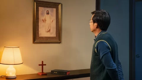 Согласно пророчеству в Библии: «мужи Галилейские! что вы стоите и смотрите на небо? Сей Иисус, вознесшийся от вас на небо, придет таким же образом, как вы видели Его восходящим на небо» (Деян. 1:11). После того, как Господь Иисус воскрес, в небо вознеслось Его духовное тело. Когда Господь вернется, на облаке должно сойти Его духовное тело. Вы же, тем не менее, свидетельствуете, что Бог стал плотью — Сыном Человеческим — снова, для выполнения работы суда в последние дни. Это явно не согласуется с Библией. Более того, пасторы и старейшины часто говорят, что любое свидетельство о пришествии Господа во плоти — ложь. Поэтому я считаю, что возвращение Господа во плоти невозможно. Я не могу принять ваше свидетельство. Я просто подожду, когда Господь сойдет на облаке и заберет нас в Царство Небесное. В этом уж точно не может быть ошибки!