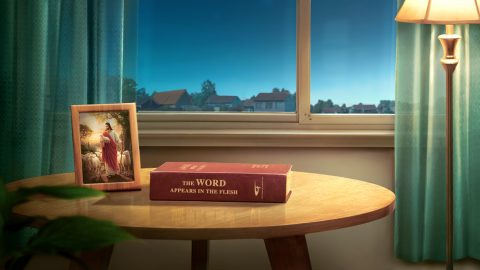 Вы свидетельствуете, что Бог последних дней воплотился в виде женщины. Мы не можем этого принять. В Библии написано, что Иисус называл Бога, пребывающего на небесах, Отцом и что Бог, пребывающий на небесах, называл Иисуса возлюбленным Сыном. Разве отцы и сыновья — это не мужчины? Библия говорит также, что «жене глава — муж» (1 Кор. 11:3). Следовательно, у женщин нет власти, так почему же вы говорите, что Бог последних дней воплотился в виде женщины?