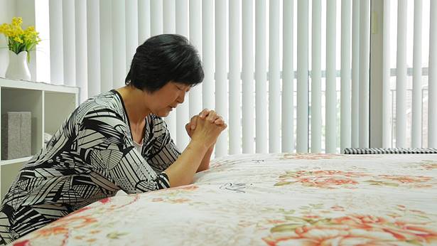 恳切地向神祷告