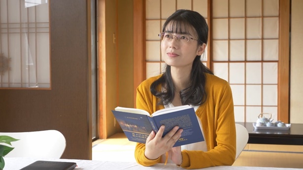 姊妹在揣摩神话