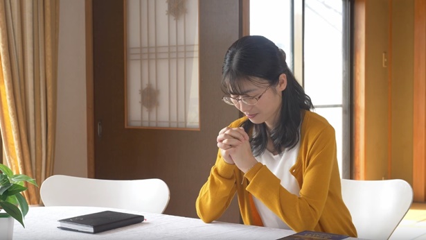 姊妹在灵修祷告