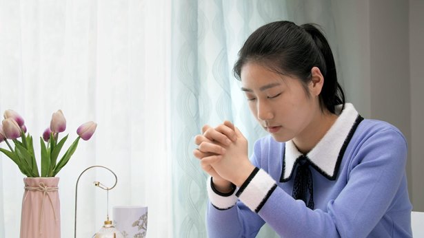 一個姊妹禱告神