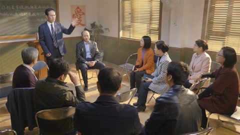 牧师在讲台上教训信徒