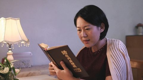 一个姊妹正在读神话