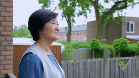 姊妹幸福地回忆信神时光