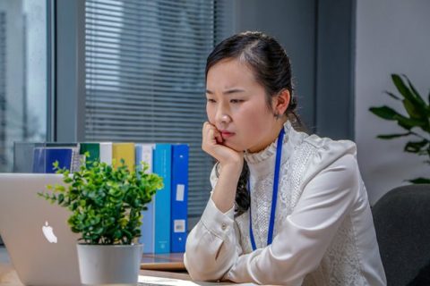 坐在桌子前煩惱