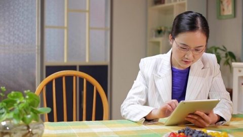 一个年轻的姊妹在平板上看信神资料