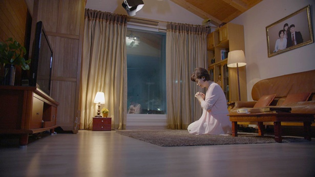 一个姊妹跪着祷告