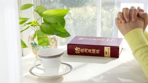 姊妹在放神话的桌子前祷告