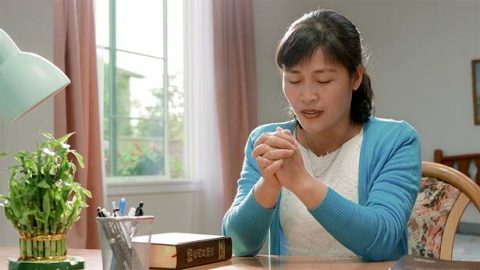 一个40岁左右的姊妹在祷告