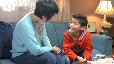 妈妈和孩子说话