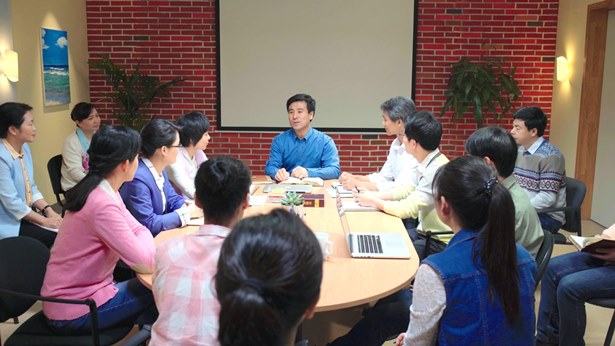 多人在一起聚會交通