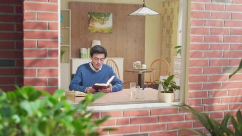 弟兄坐在床前读神话