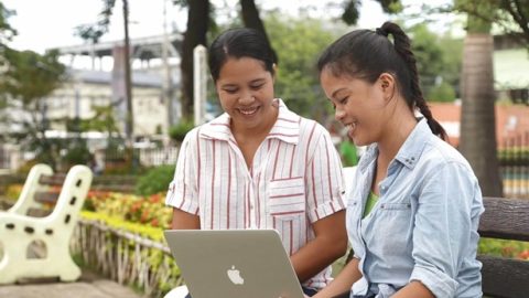 2个姊妹在电脑上看神话