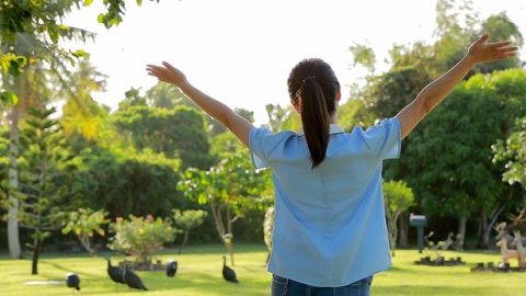 姊妹呼吸新鲜空气