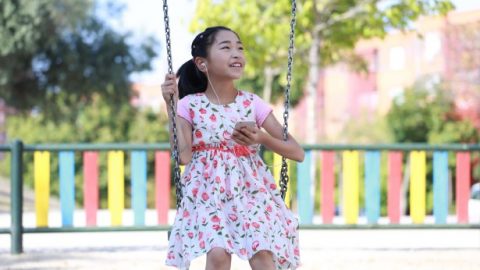 一个小女孩在开心的荡秋千