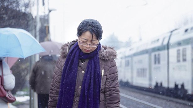 雪中痛苦的行走