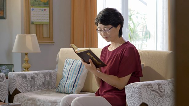 一個人坐在房間看書