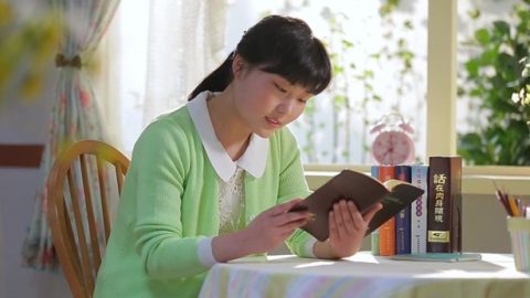 姊妹在独自看神话