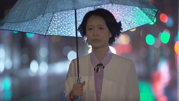 姊妹打着雨伞走在马路上