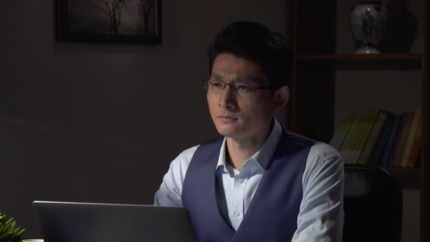 弟兄看着电脑想事情