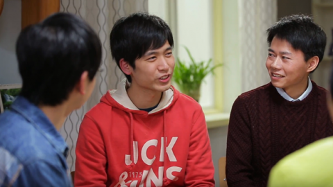 年轻弟兄在讲述自己的经历