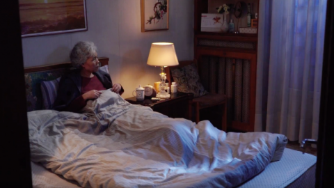 老姊妹在床上很难过