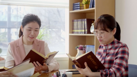 2个姊妹在读神话